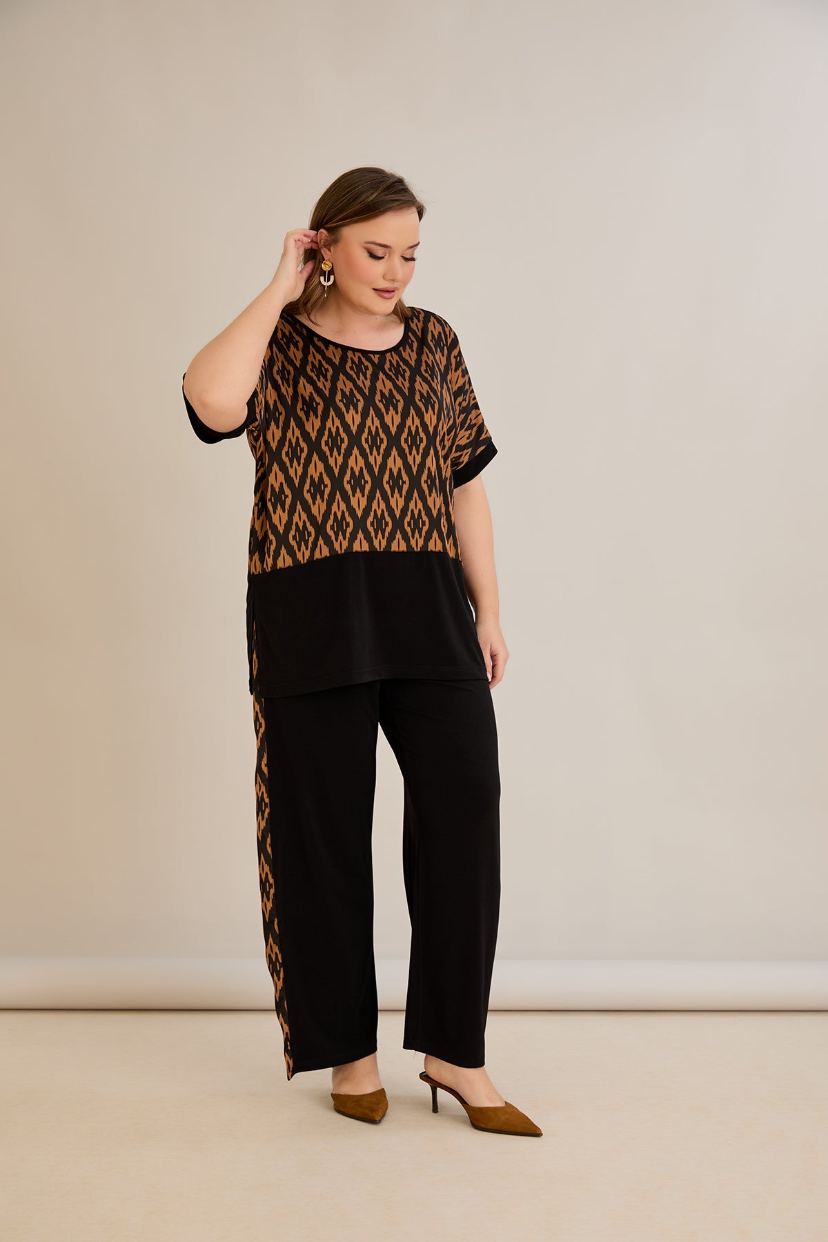 Compleu elegant  marime mare cu spate atractiv si imprimeu de designer