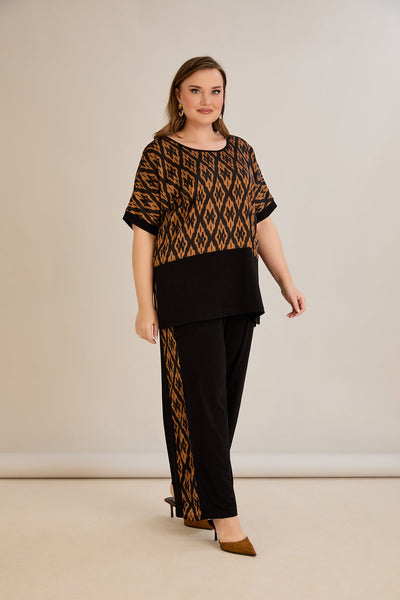 Compleu elegant  marime mare cu spate atractiv si imprimeu de designer