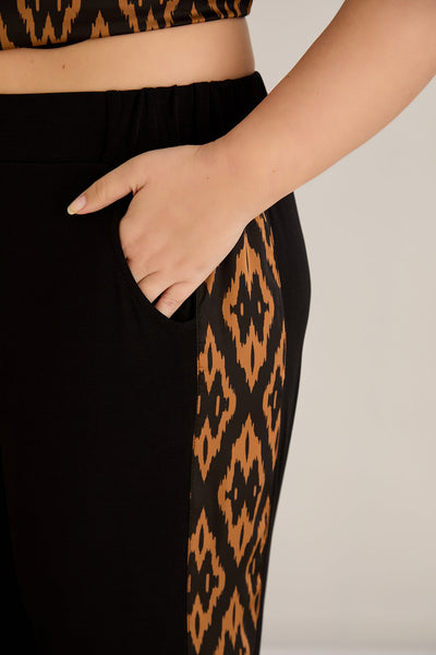 Compleu elegant  marime mare cu spate atractiv si imprimeu de designer