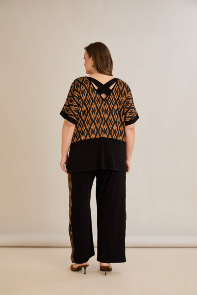 Compleu elegant  marime mare cu spate atractiv si imprimeu de designer