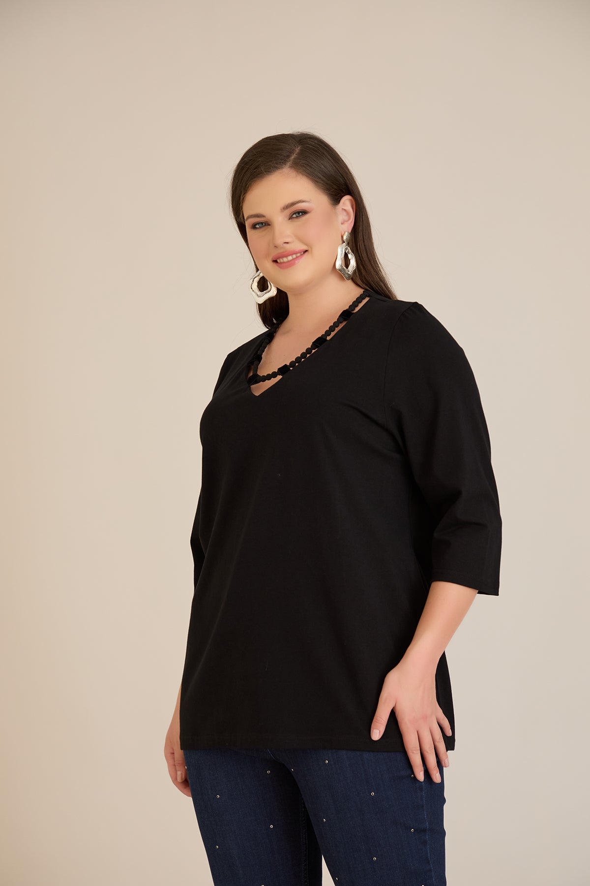 Bluză marime mare cu decolteu atractiv tip colier – negru