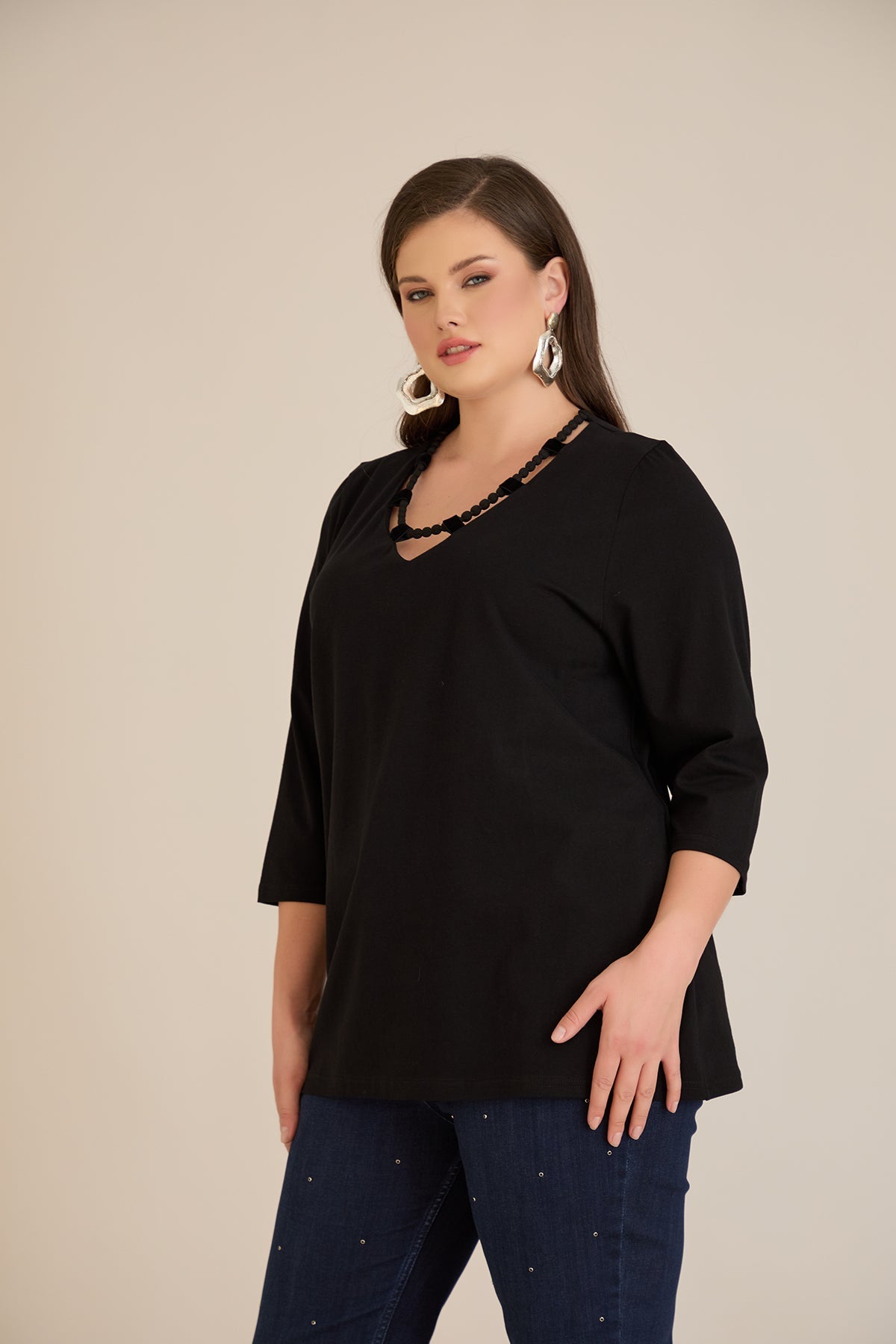 Bluză marime mare cu decolteu atractiv tip colier – negru