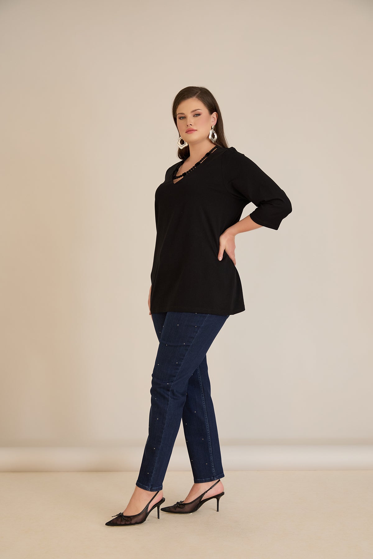 Bluză marime mare cu decolteu atractiv tip colier – negru