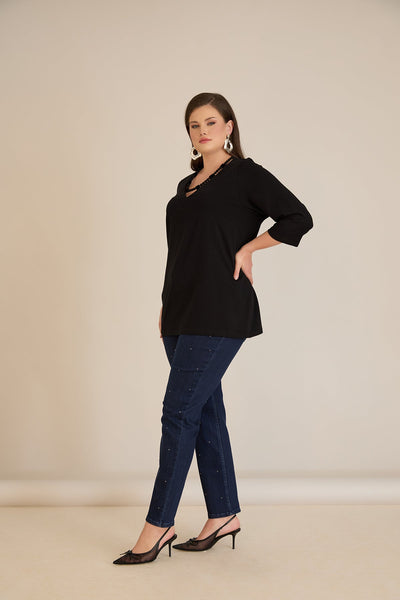 Bluză marime mare cu decolteu atractiv tip colier – negru
