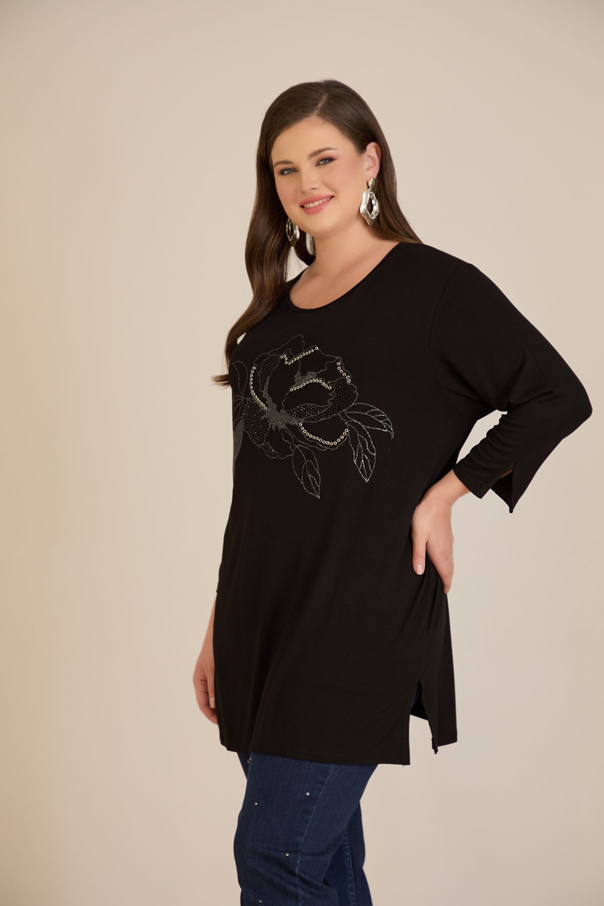 Tunica marime mare din vascoza cu imprimeu floral – negru