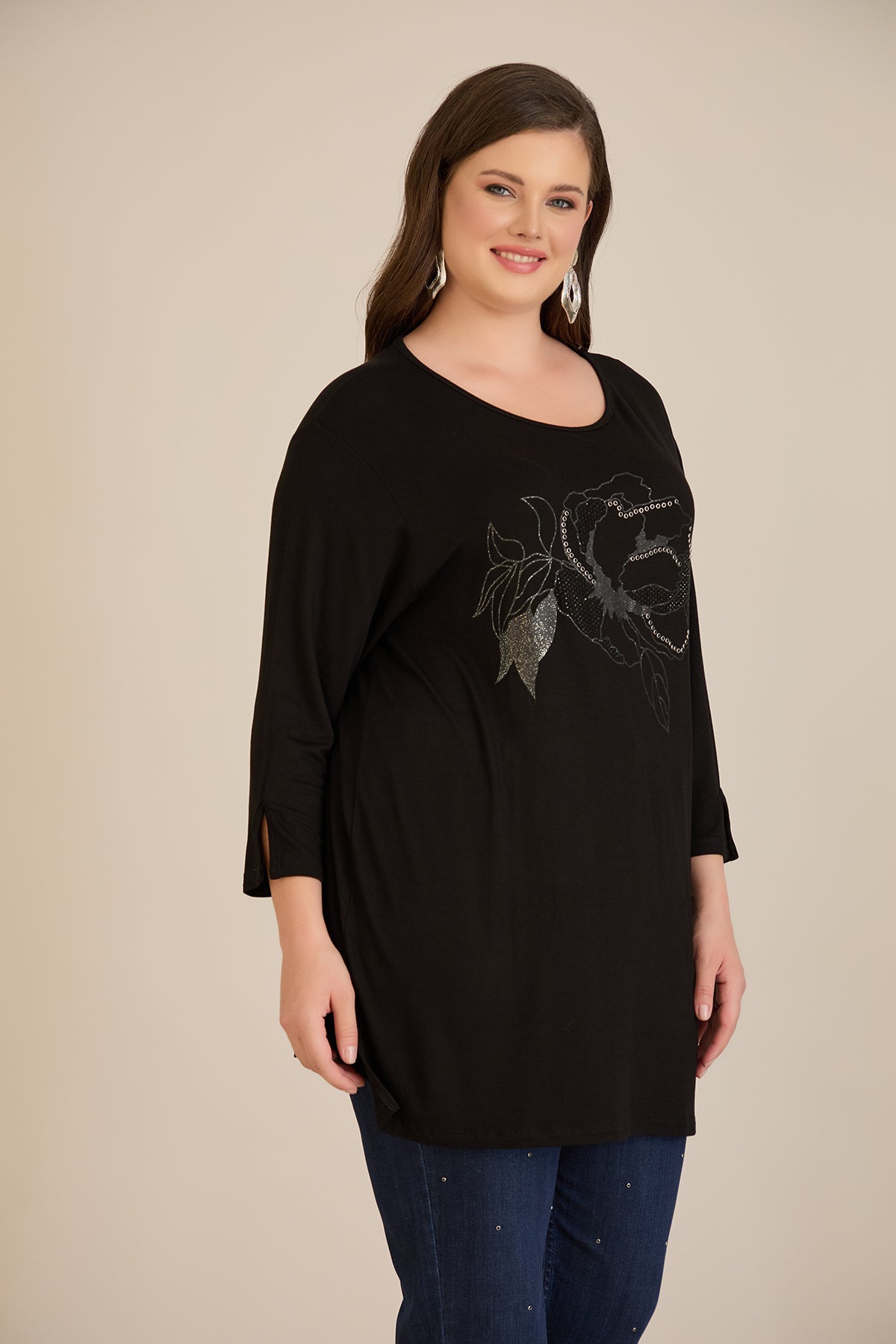 Tunica marime mare din vascoza cu imprimeu floral – negru