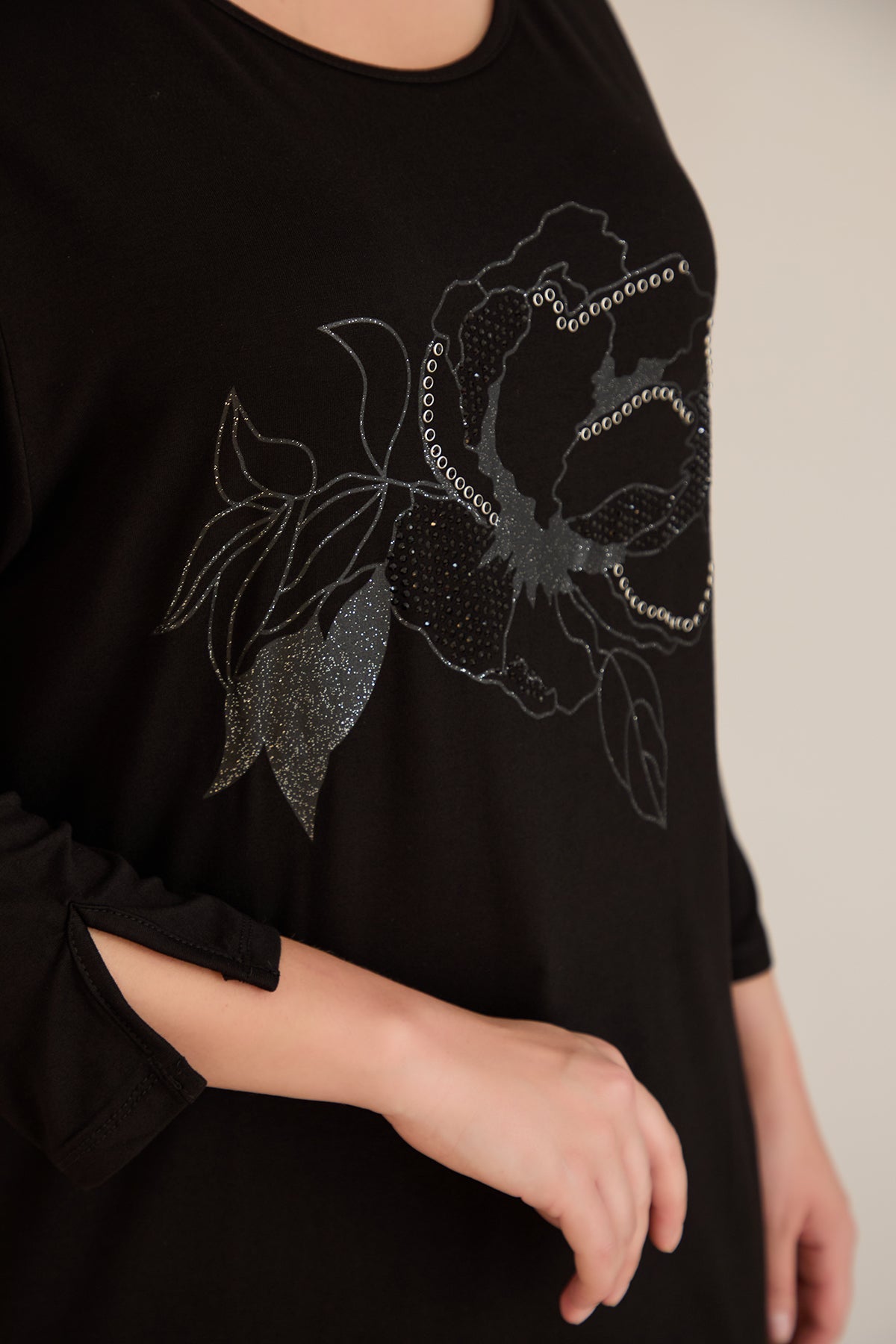 Tunica marime mare din vascoza cu imprimeu floral – negru