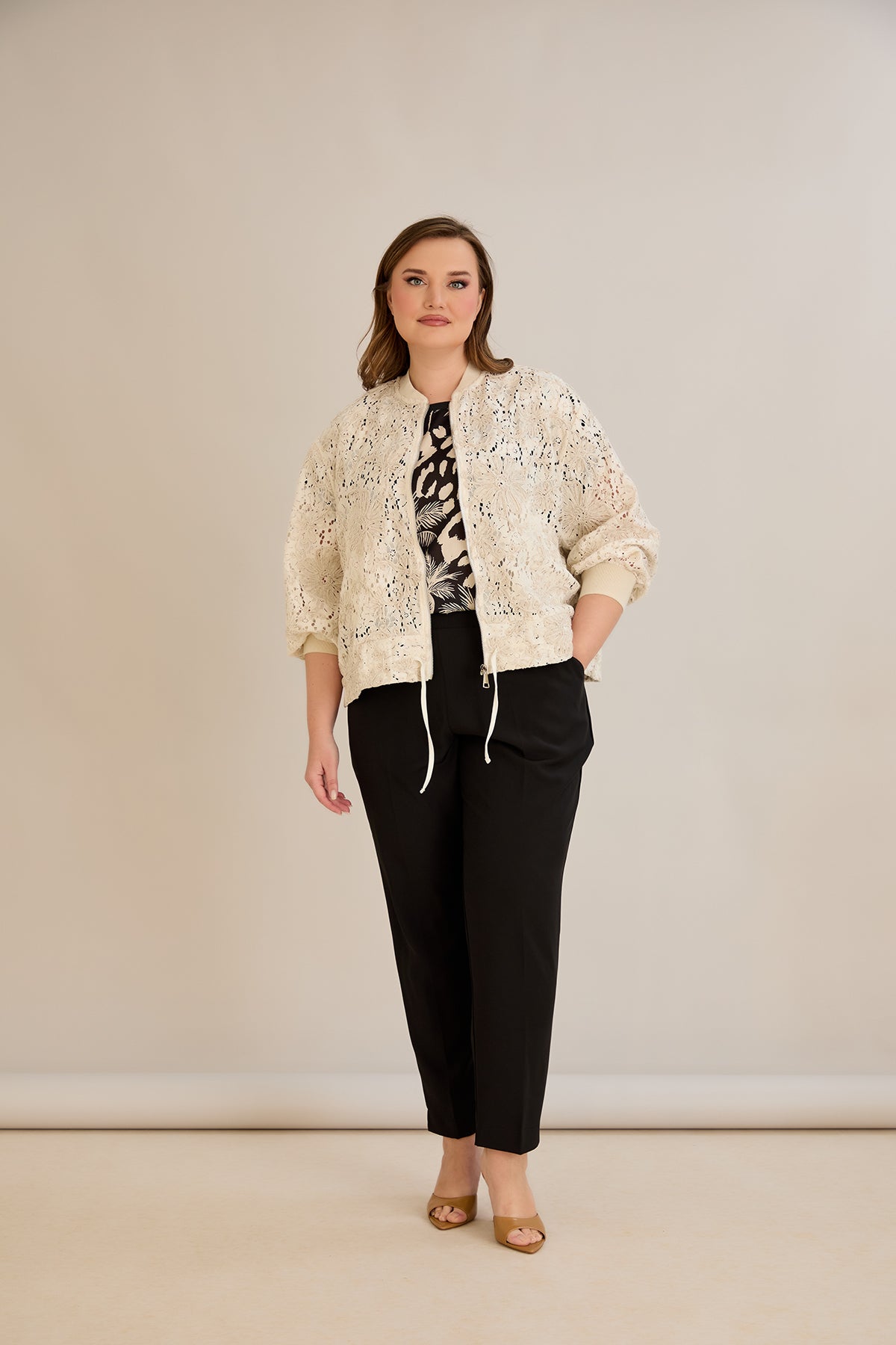 Jacheta marime mare din bumbac cu broderie florala si fermoar - 10713