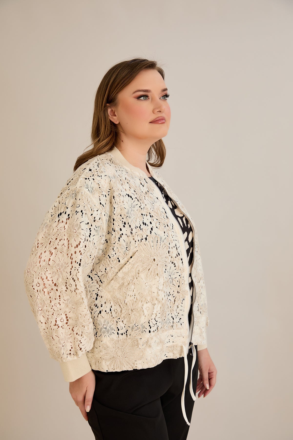 Jacheta marime mare din bumbac cu broderie florala si fermoar - 10713