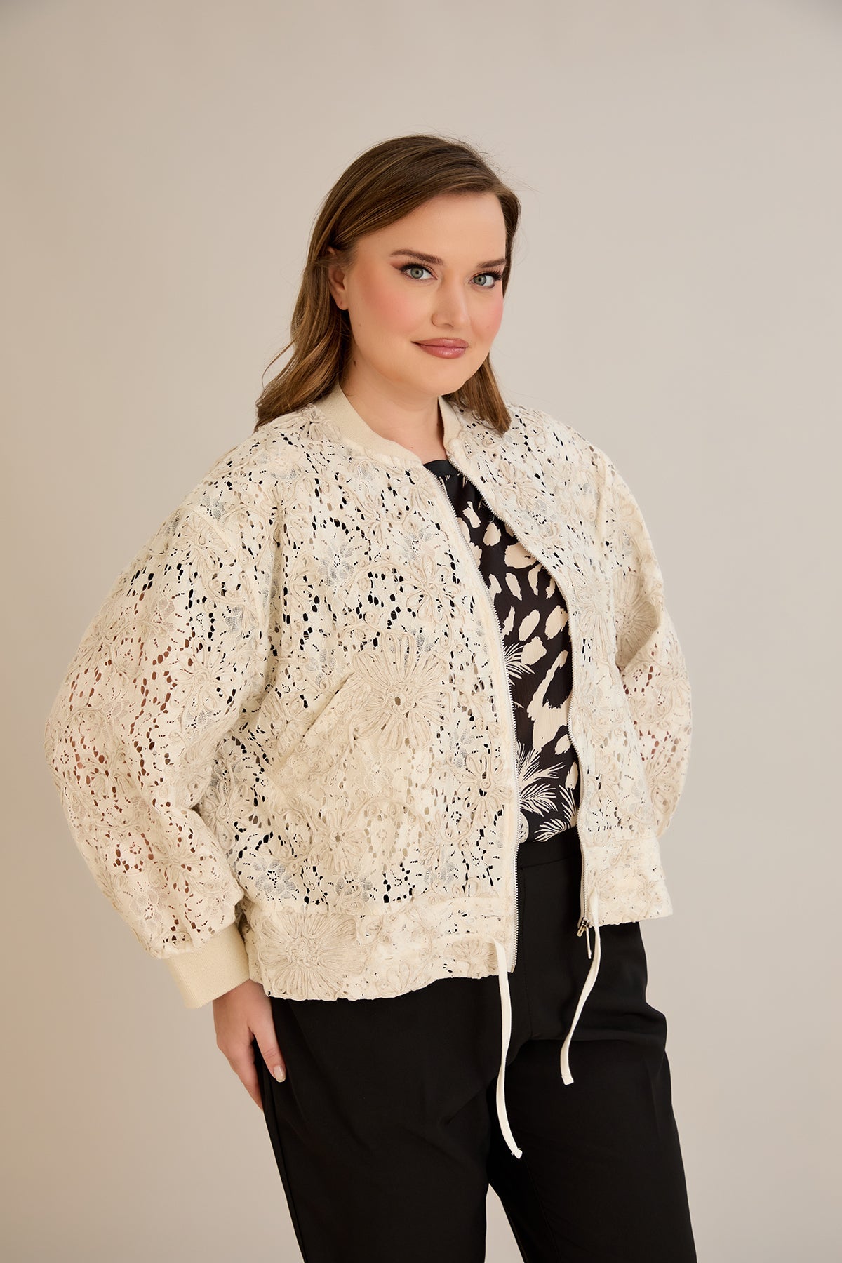 Jacheta marime mare din bumbac cu broderie florala si fermoar - 10713