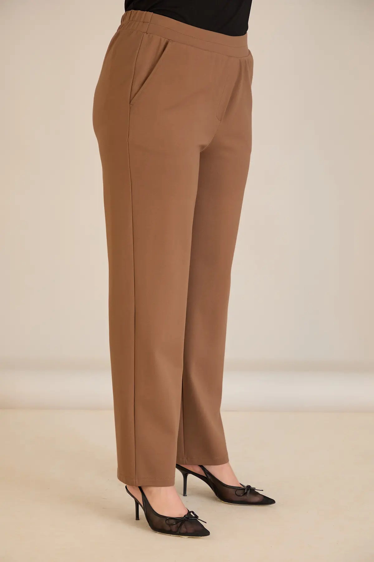 Pantalon mărime mare cu talie elastică și croială dreaptă – mocca