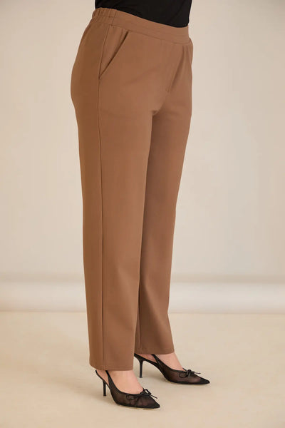 Pantalon mărime mare cu talie elastică și croială dreaptă – mocca