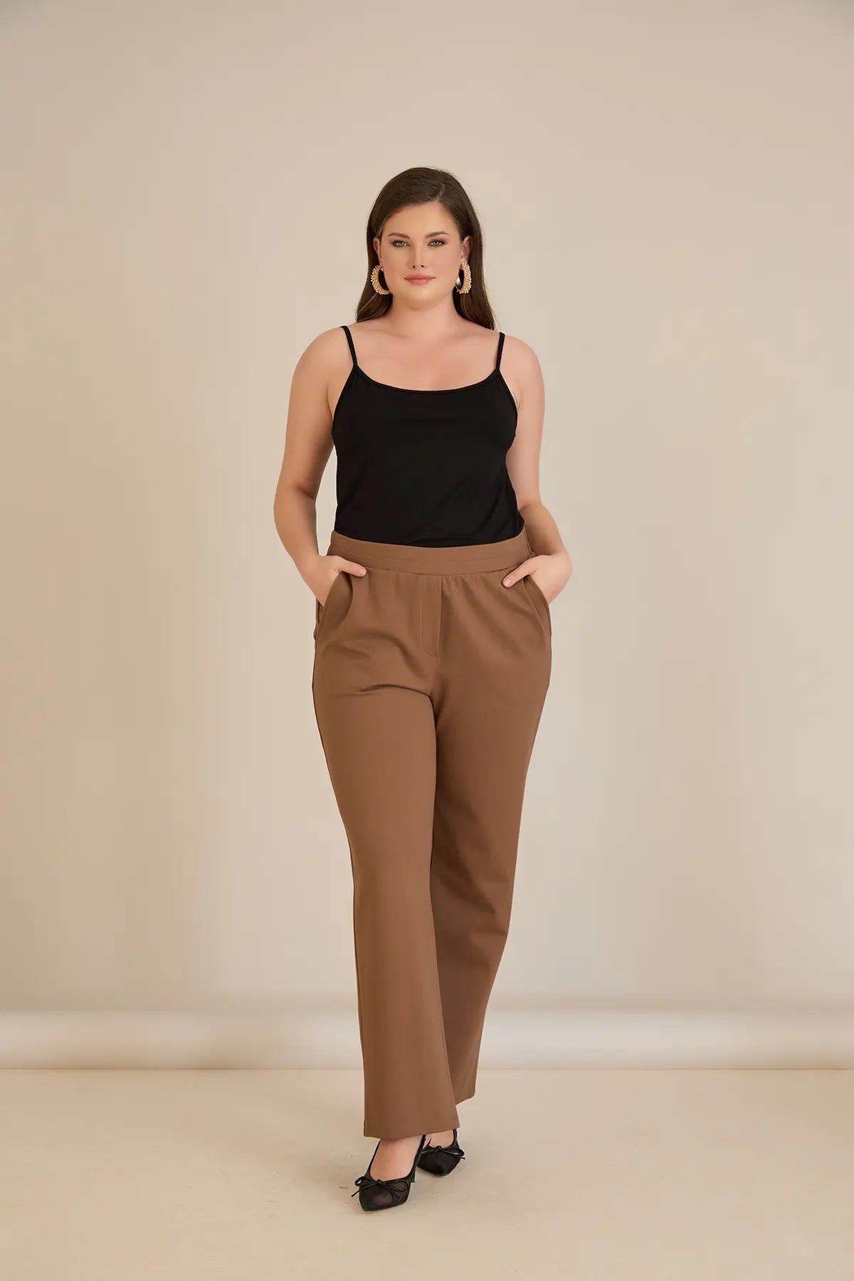 Pantalon mărime mare cu talie elastică și croială dreaptă – mocca