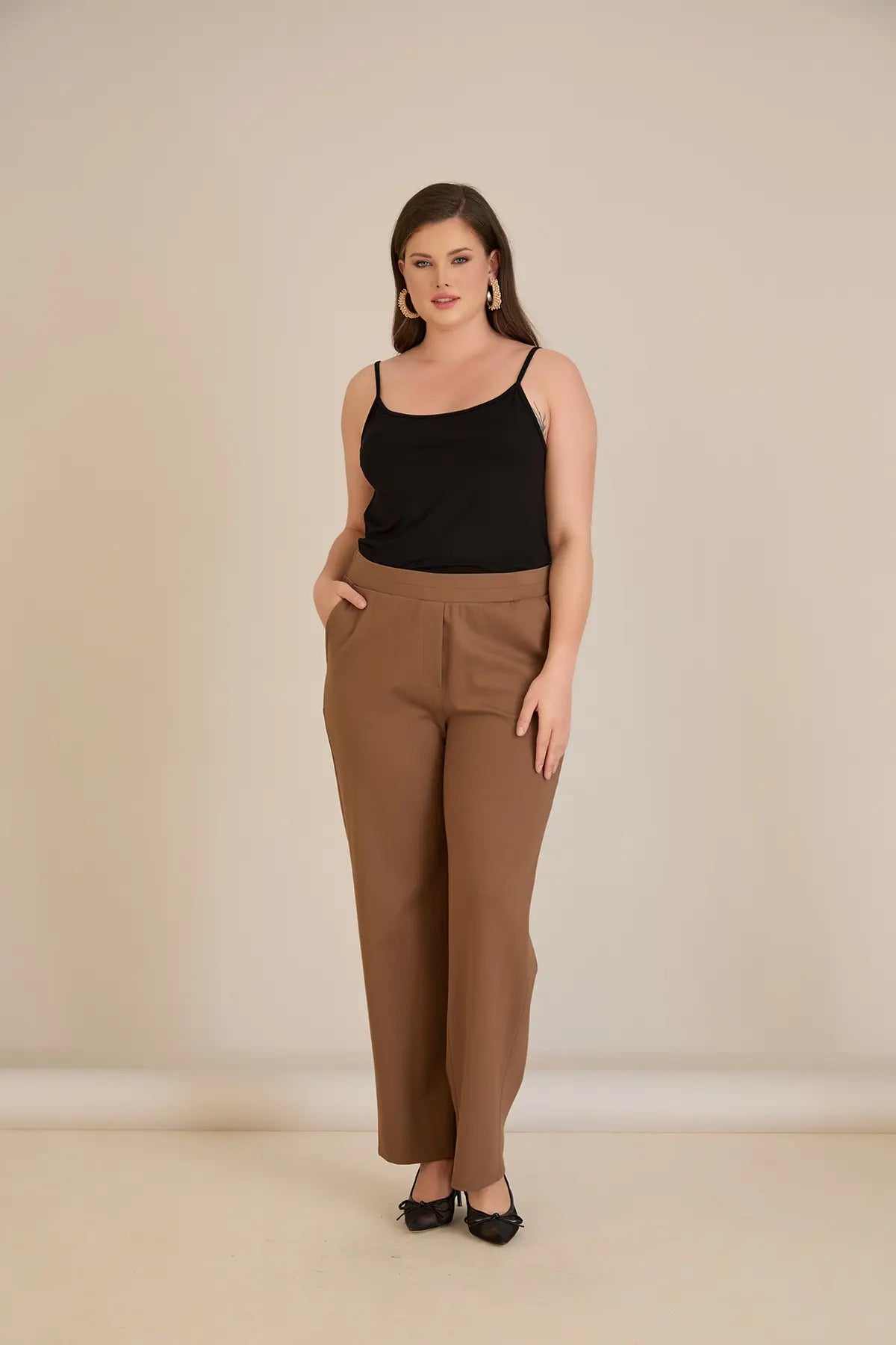 Pantalon mărime mare cu talie elastică și croială dreaptă – mocca