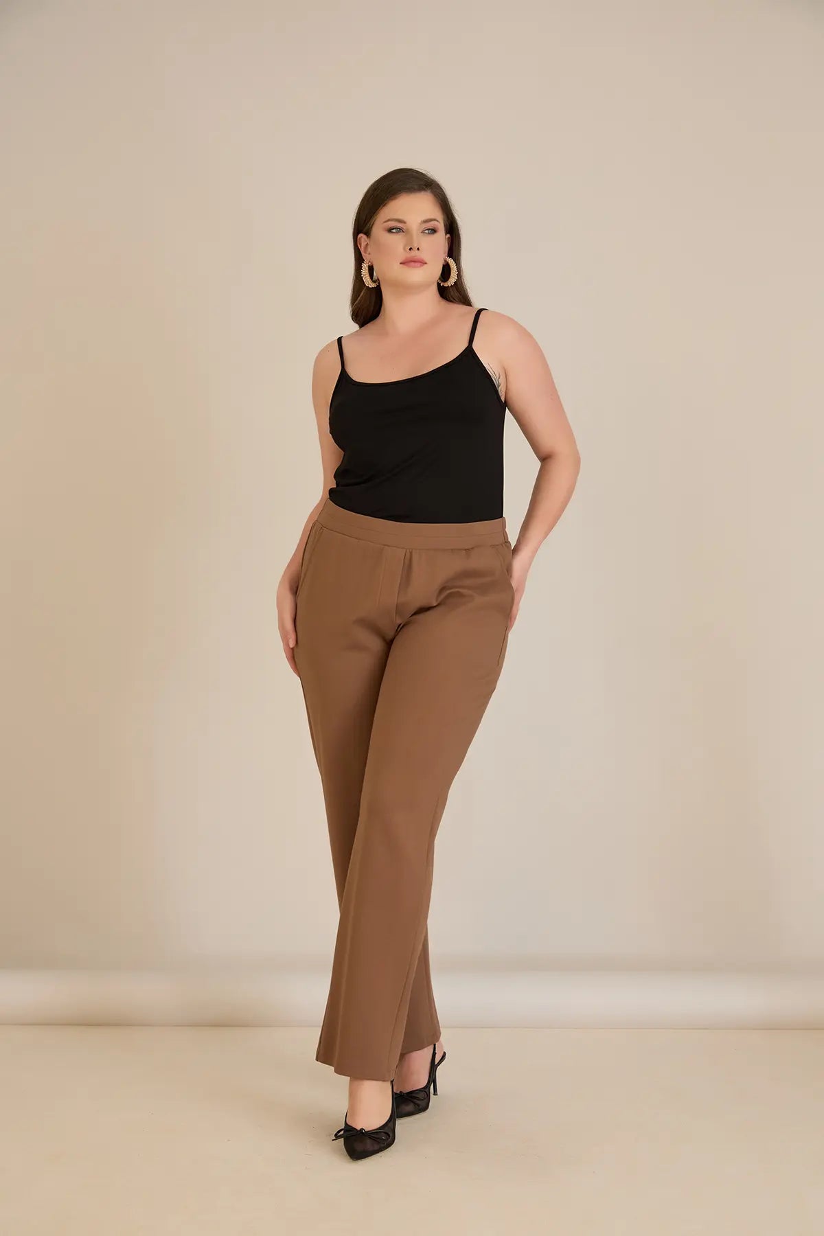 Pantalon mărime mare cu talie elastică și croială dreaptă – mocca
