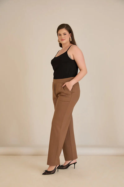 Pantalon mărime mare cu talie elastică și croială dreaptă – mocca
