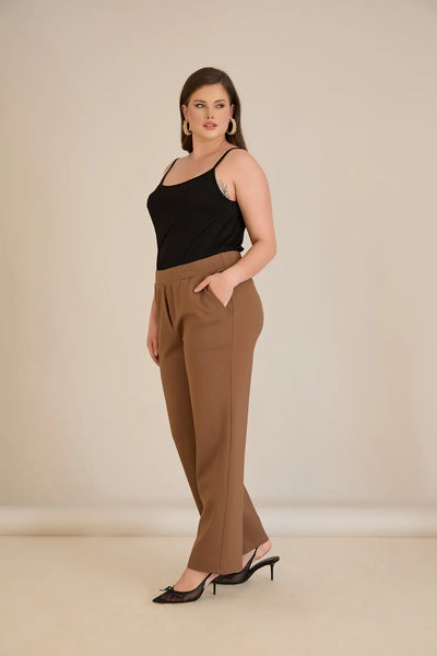 Pantalon mărime mare cu talie elastică și croială dreaptă – mocca