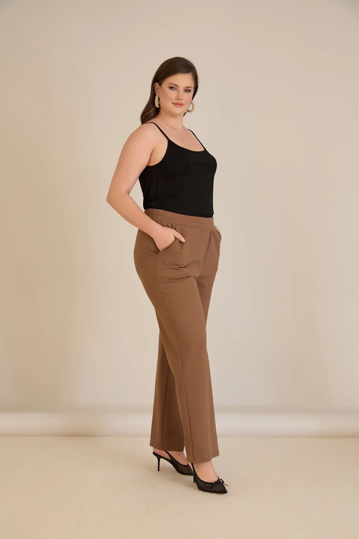 Pantalon mărime mare cu talie elastică și croială dreaptă – mocca