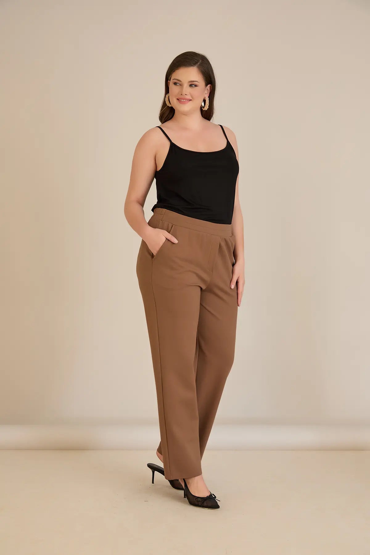 Pantalon mărime mare cu talie elastică și croială dreaptă – mocca