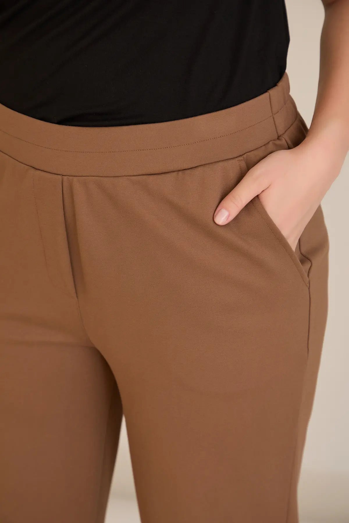 Pantalon mărime mare cu talie elastică și croială dreaptă – mocca