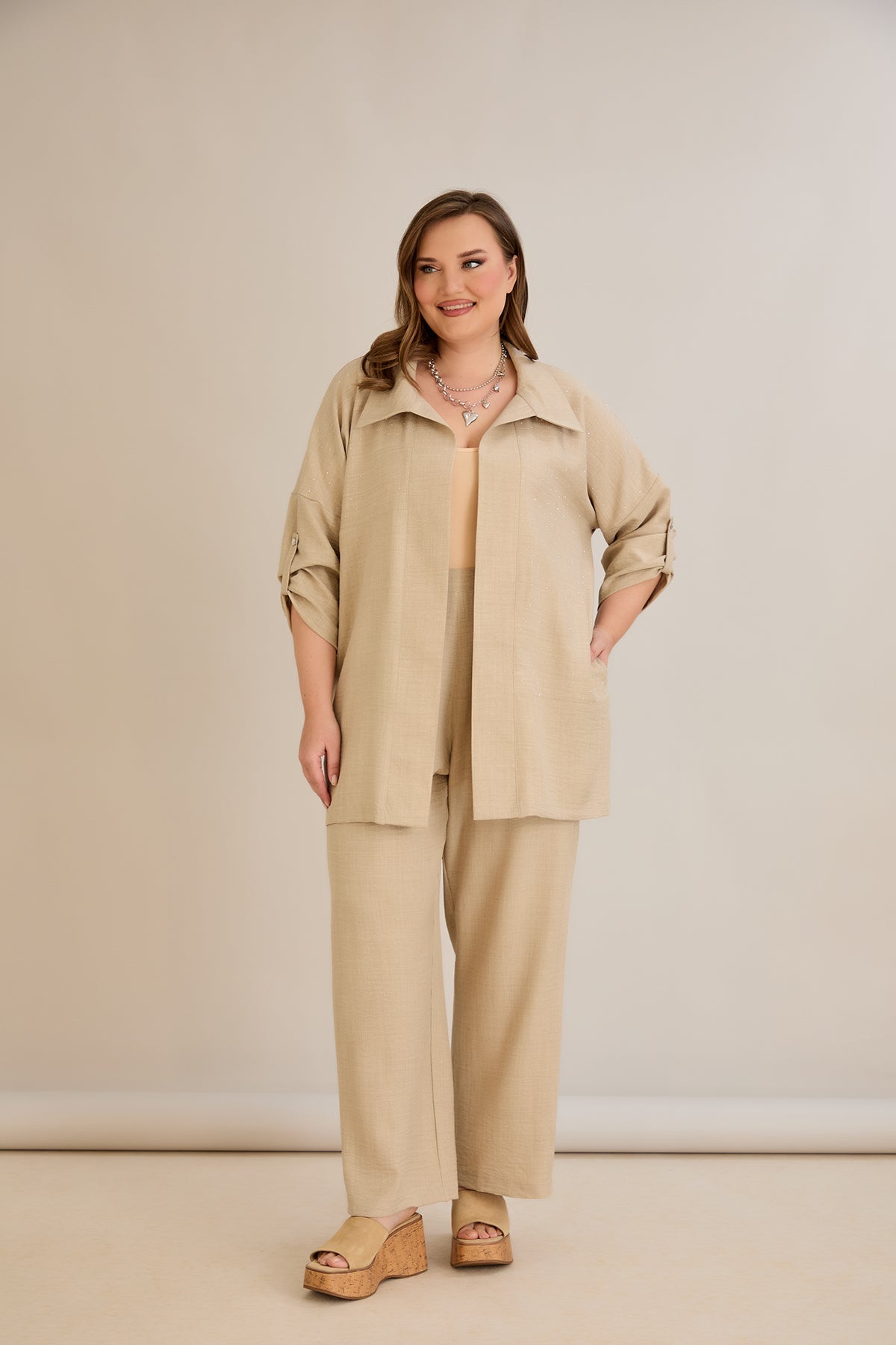 Compleu elegant marime mare cu pietricele delicate - bej