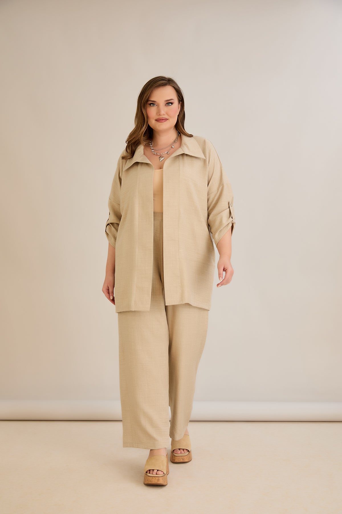 Compleu elegant marime mare cu pietricele delicate - bej