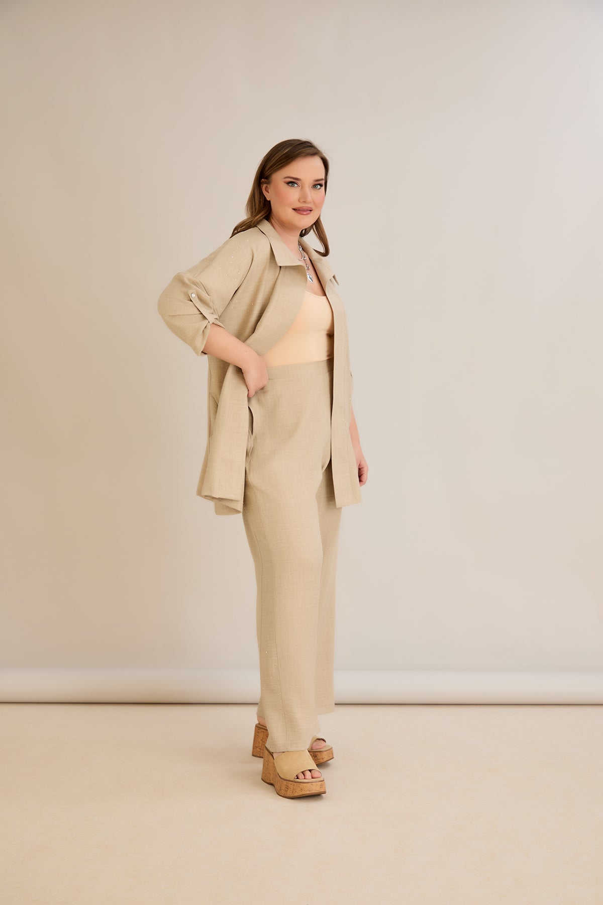 Compleu elegant marime mare cu pietricele delicate - bej
