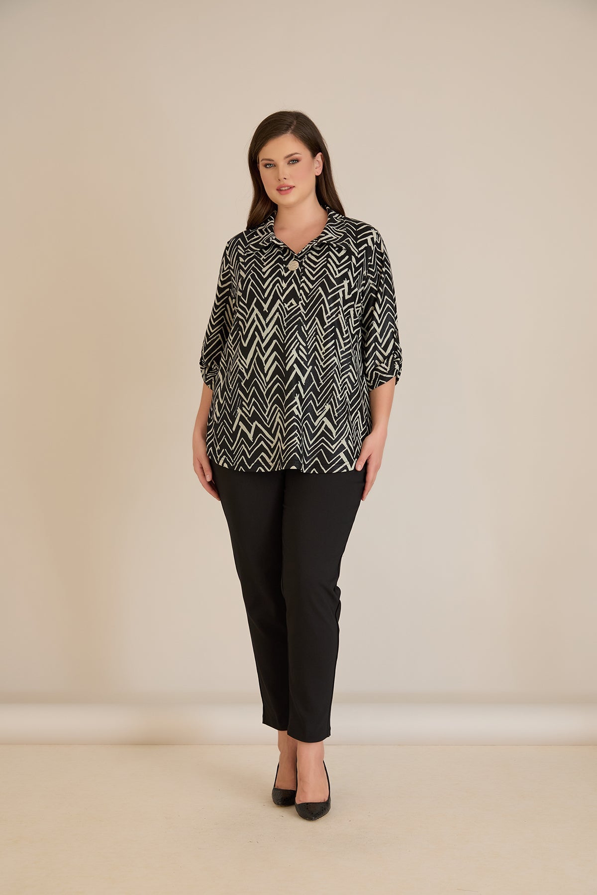 Bluza marime mare cu guler si maneci trei sferturi  – imprimeu geometric