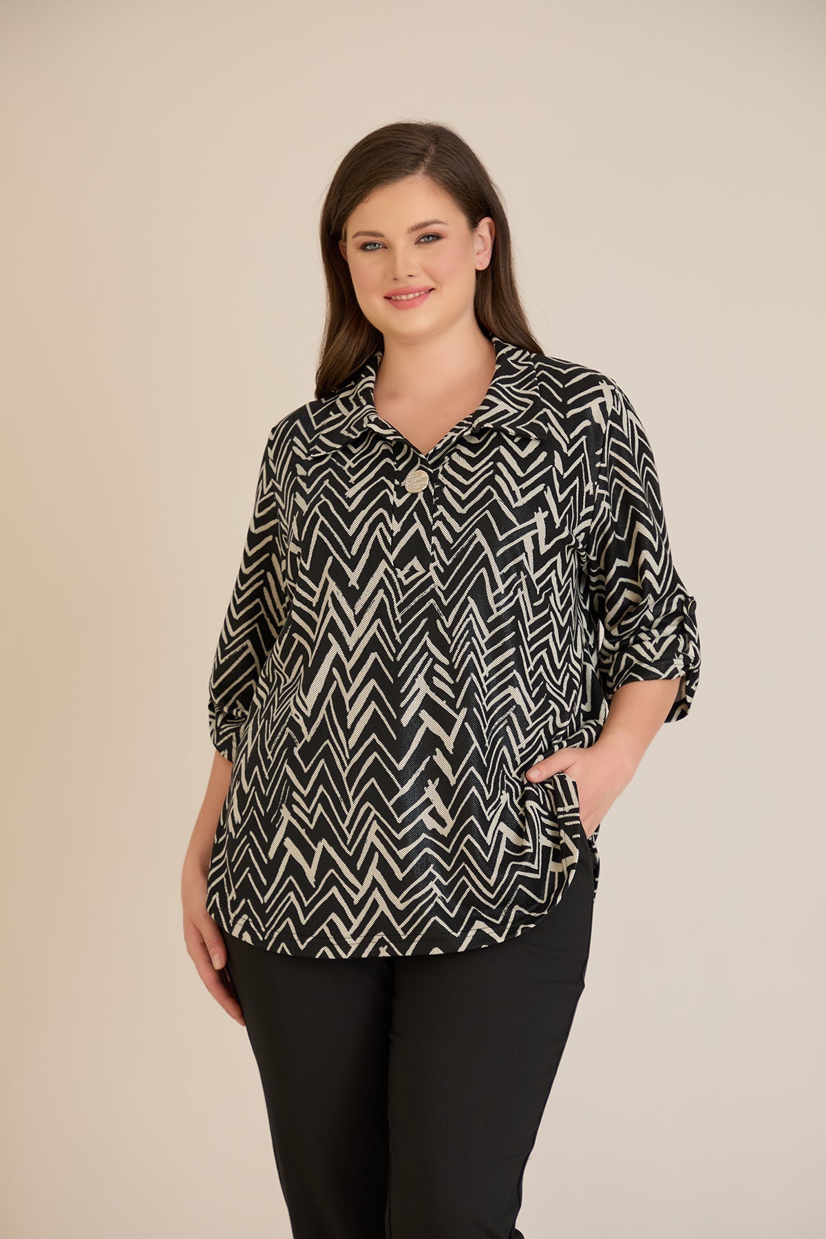 Bluza marime mare cu guler si maneci trei sferturi  – imprimeu geometric