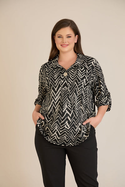 Bluza marime mare cu guler si maneci trei sferturi  – imprimeu geometric