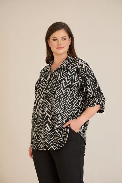 Bluza marime mare cu guler si maneci trei sferturi  – imprimeu geometric