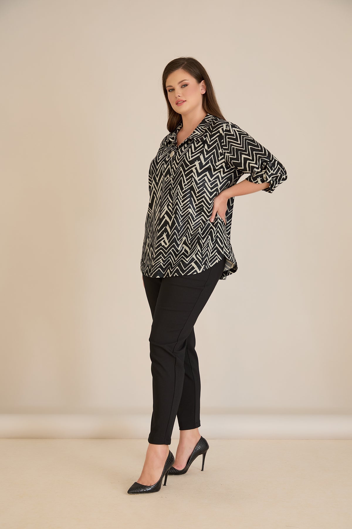 Bluza marime mare cu guler si maneci trei sferturi  – imprimeu geometric