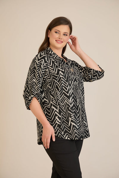 Bluza marime mare cu guler si maneci trei sferturi  – imprimeu geometric
