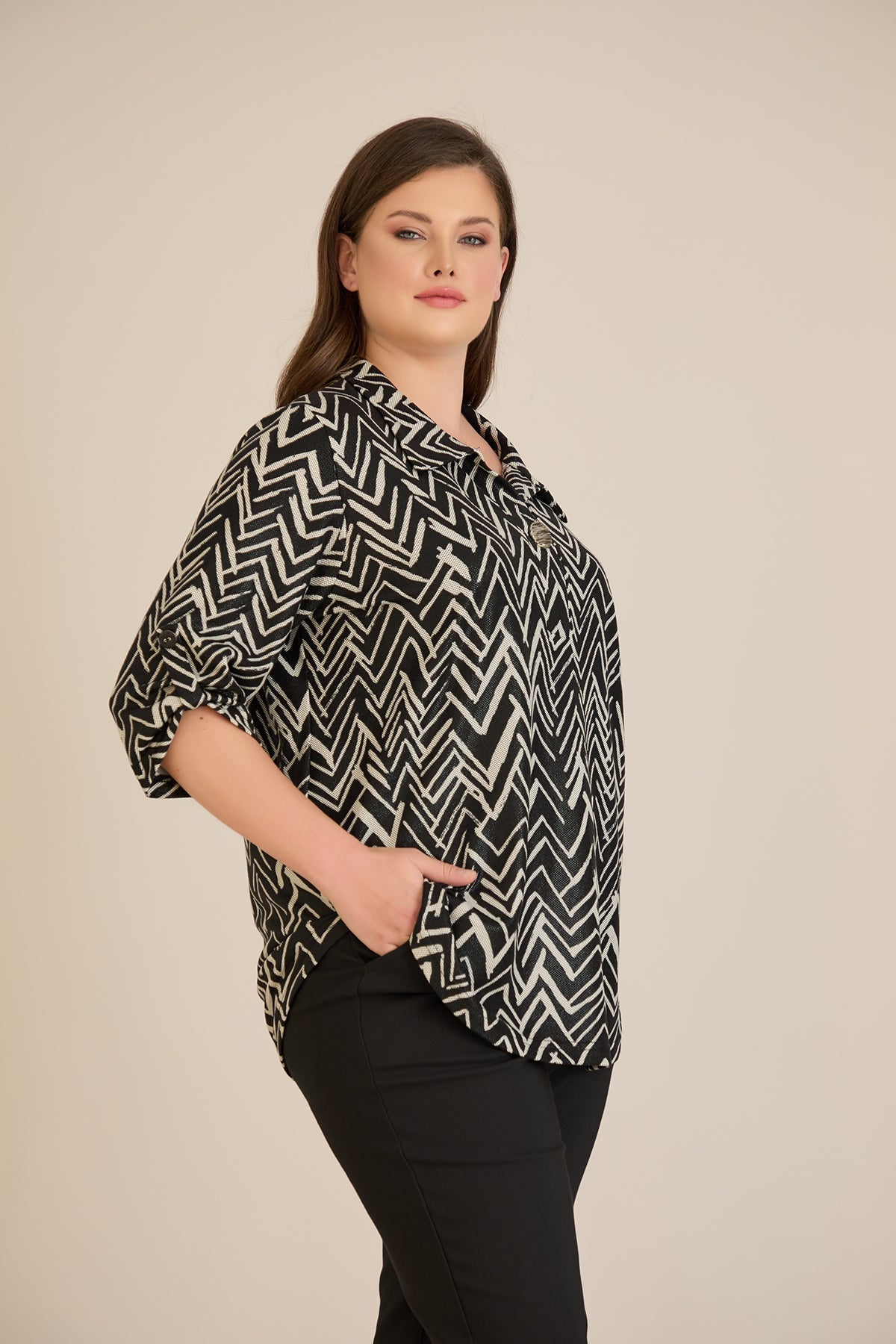 Bluza marime mare cu guler si maneci trei sferturi  – imprimeu geometric