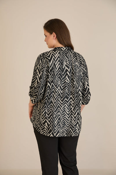 Bluza marime mare cu guler si maneci trei sferturi  – imprimeu geometric