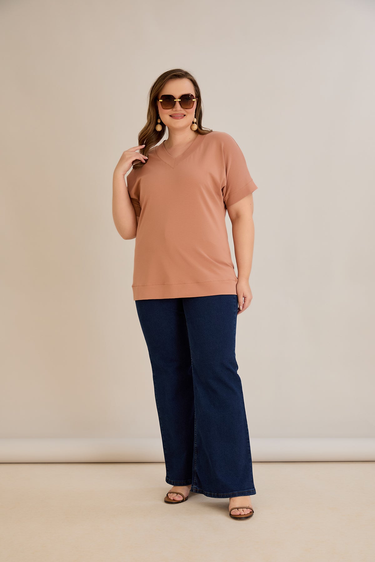 Tricou marime mare din bumbac cu decolteu in V - caramel