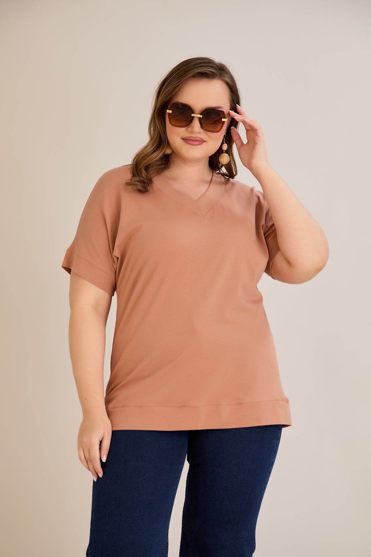 Tricou marime mare din bumbac cu decolteu in V - caramel