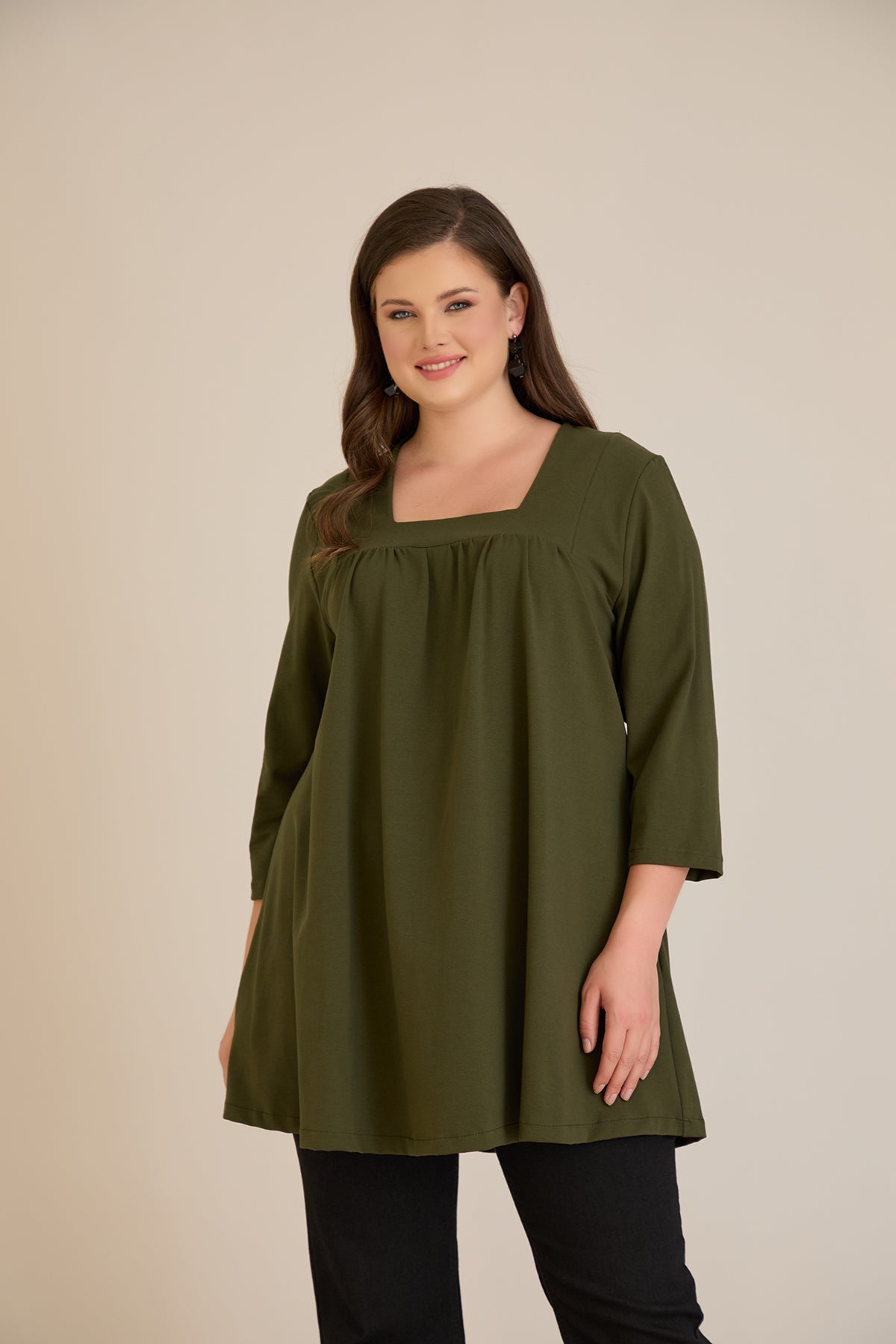 Tunică mărime mare din bumbac cu falduri și decolteu pătrat – kaki
