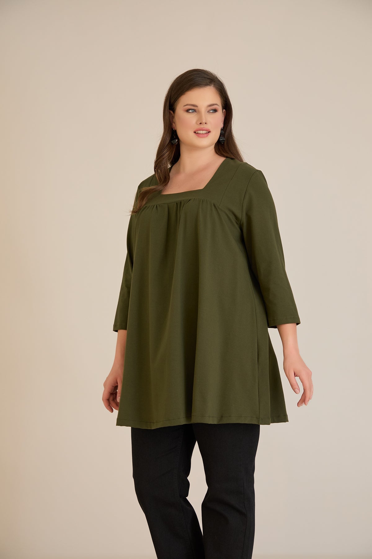 Tunică mărime mare din bumbac cu falduri și decolteu pătrat – kaki