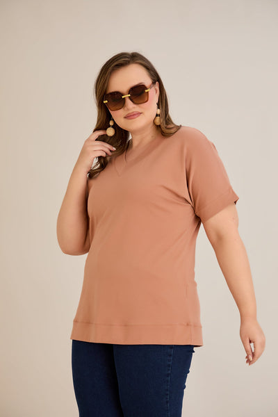 Tricou marime mare din bumbac cu decolteu in V - caramel