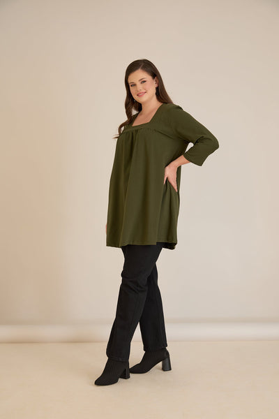 Tunică mărime mare din bumbac cu falduri și decolteu pătrat – kaki