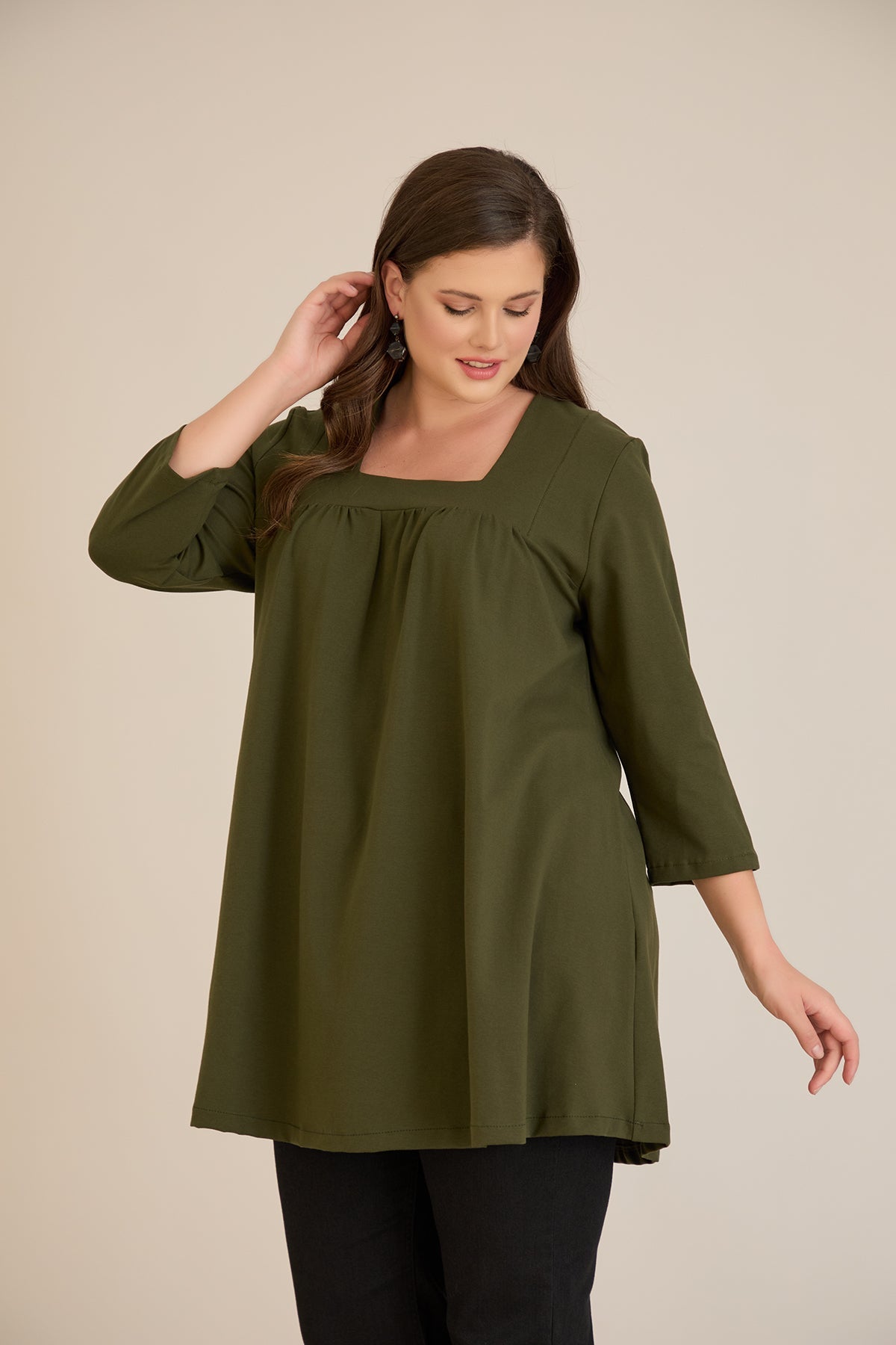 Tunică mărime mare din bumbac cu falduri și decolteu pătrat – kaki
