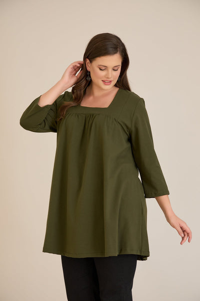 Tunică mărime mare din bumbac cu falduri și decolteu pătrat – kaki