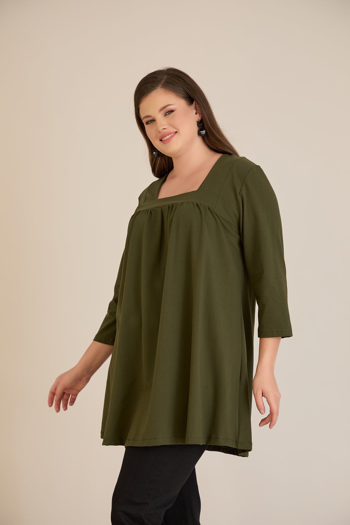 Tunică mărime mare din bumbac cu falduri și decolteu pătrat – kaki