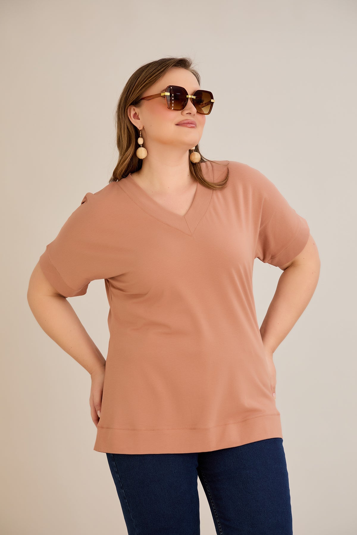 Tricou marime mare din bumbac cu decolteu in V - caramel
