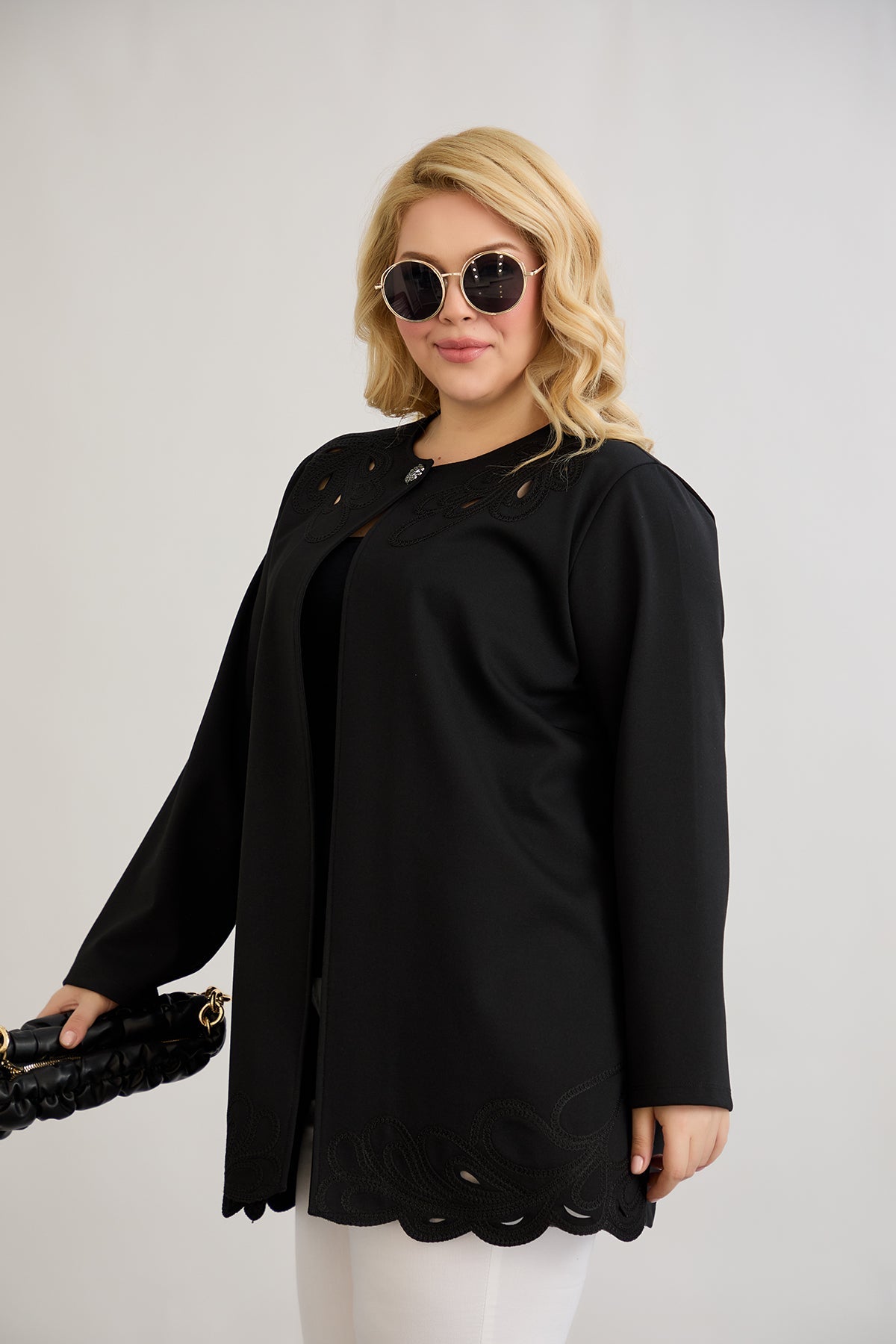 Jacheta eleganta marime mare cu broderie si nasture