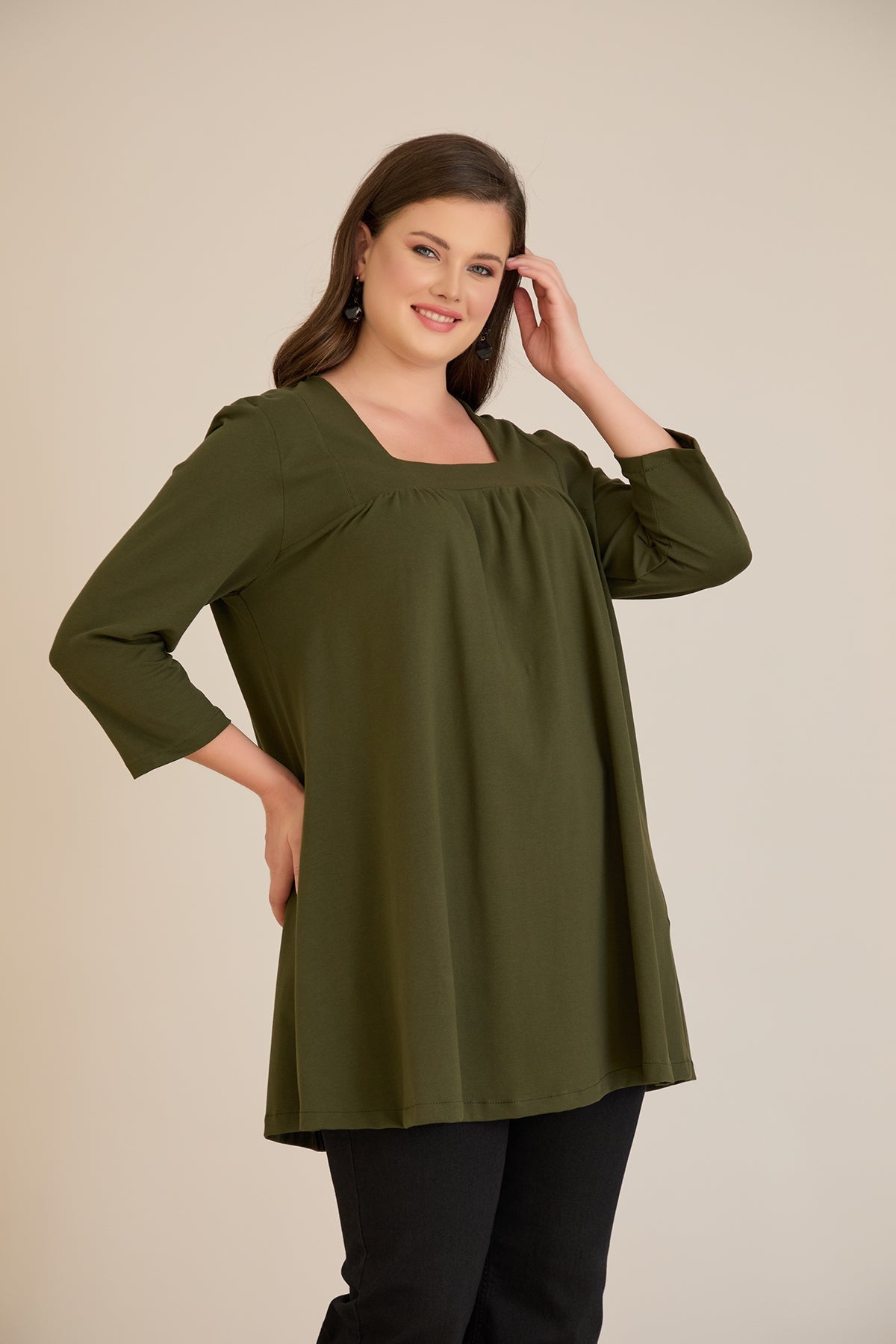 Tunică mărime mare din bumbac cu falduri și decolteu pătrat – kaki