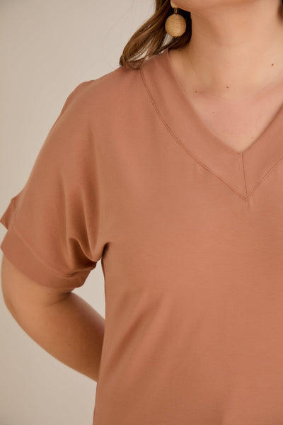 Tricou marime mare din bumbac cu decolteu in V - caramel