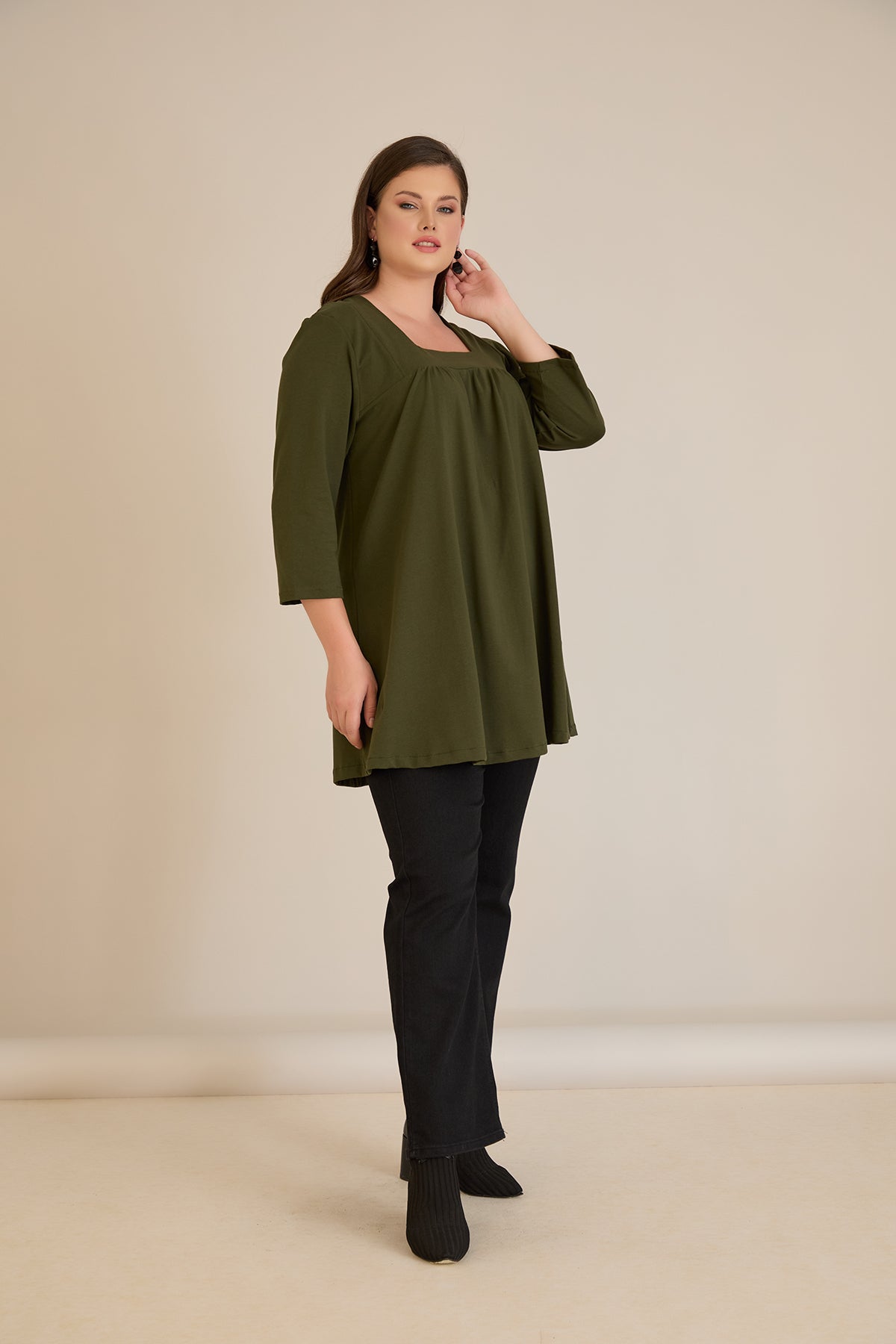 Tunică mărime mare din bumbac cu falduri și decolteu pătrat – kaki