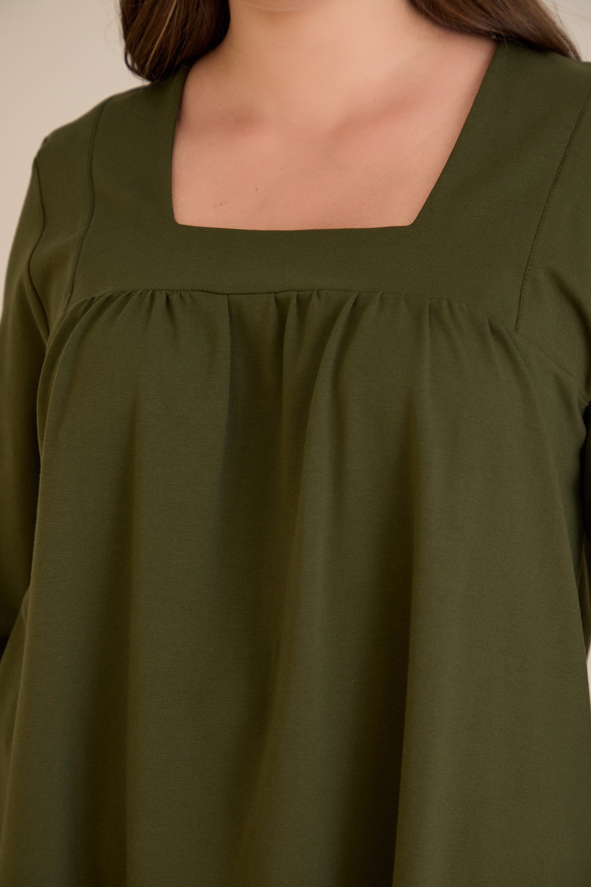 Tunică mărime mare din bumbac cu falduri și decolteu pătrat – kaki